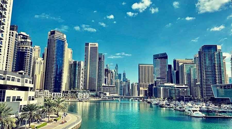 Dubai Marina's Location and Surrounding Communities